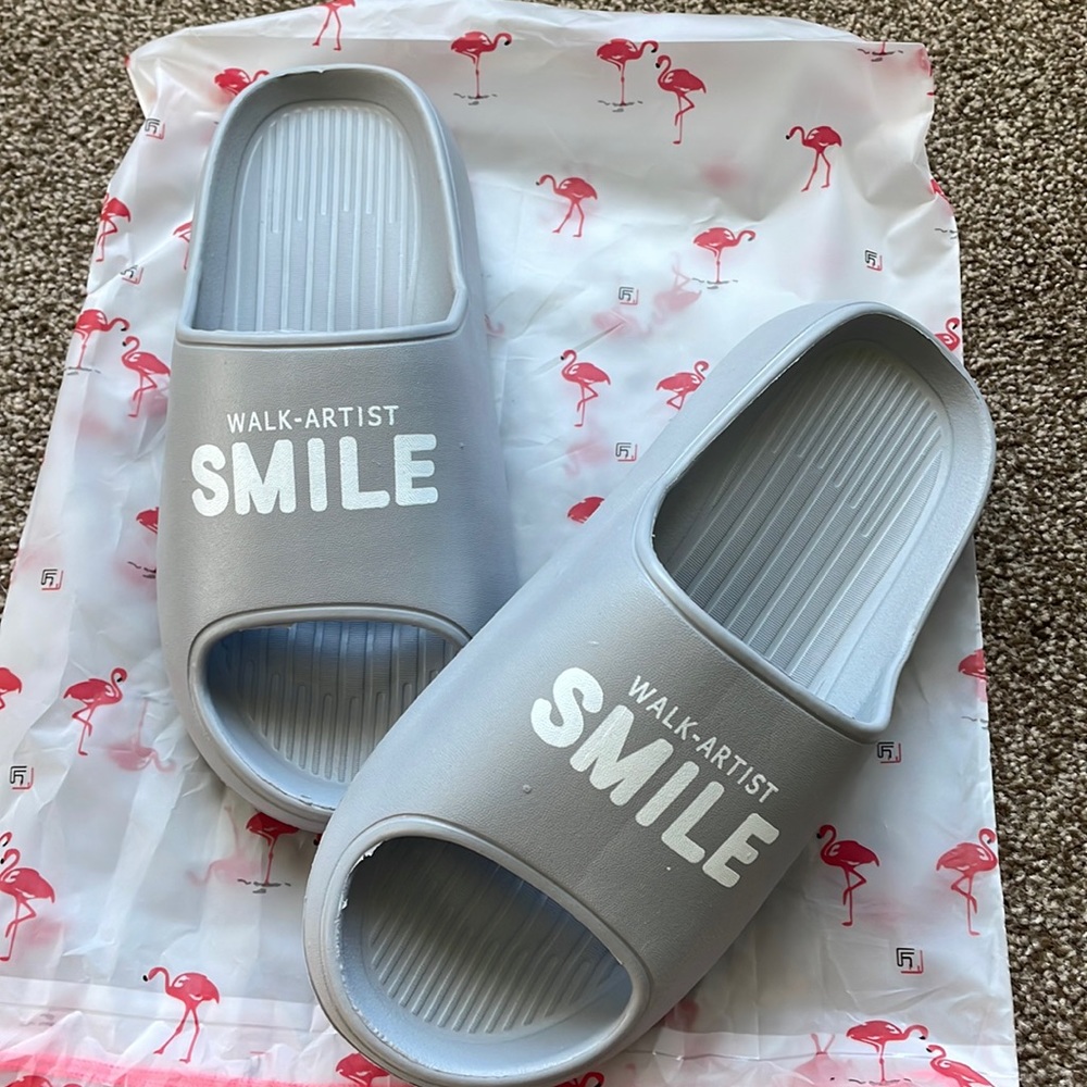 Grey Pillow Slides, never been worn. Size 40-41 (8-9) but fits more like an 8.
